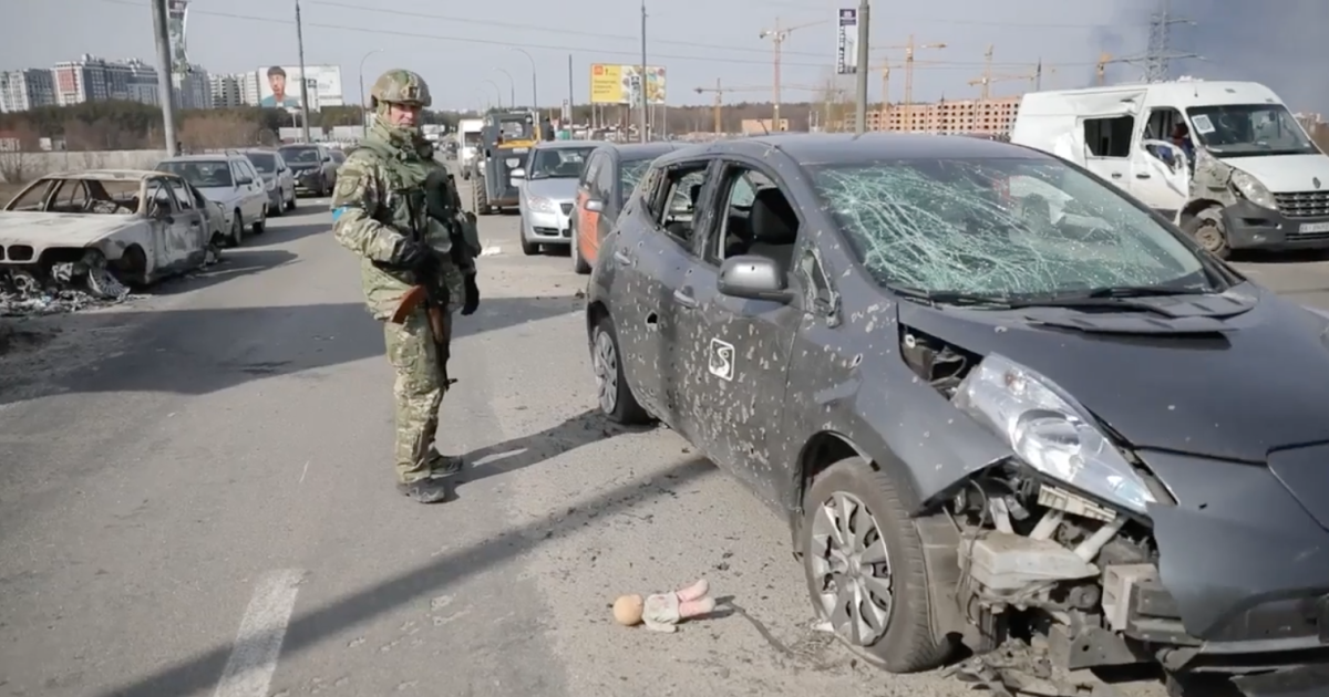 Разбитые автомобили и заброшенные детские коляски: полиция показала видео с Романовского моста в Ирпене