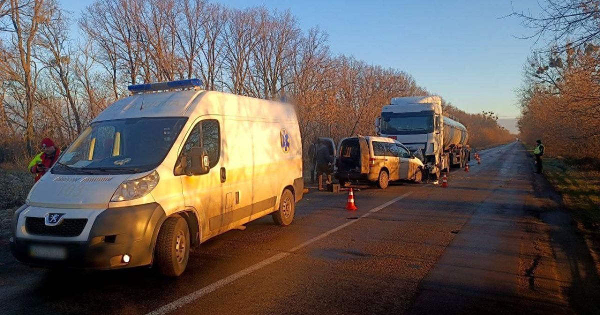 Смертельна ДТП на Київщині: легковик на зустрічній смузі протаранив спиртовоз (фото)