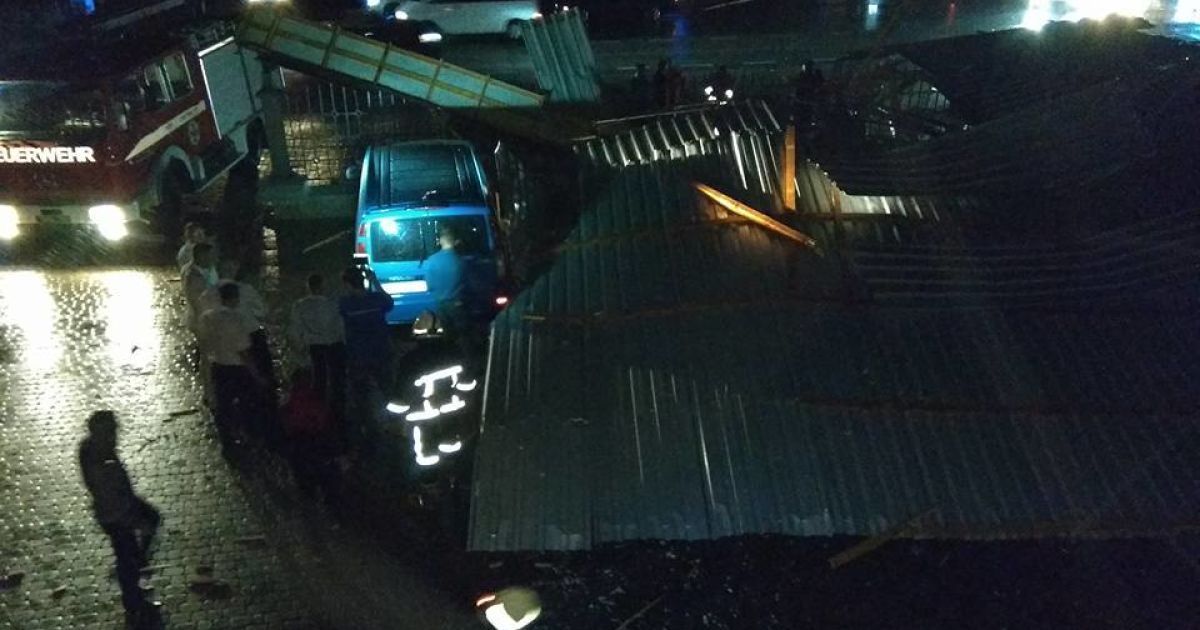 Зірваний дах нічного клубу на Прикарпатті / © pravda.if.ua