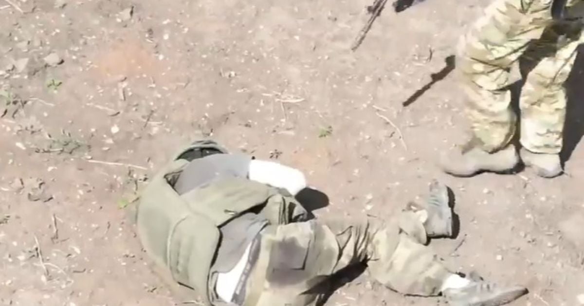 Российский оккупант пристрелил раненого товарища. Скриншот с видео