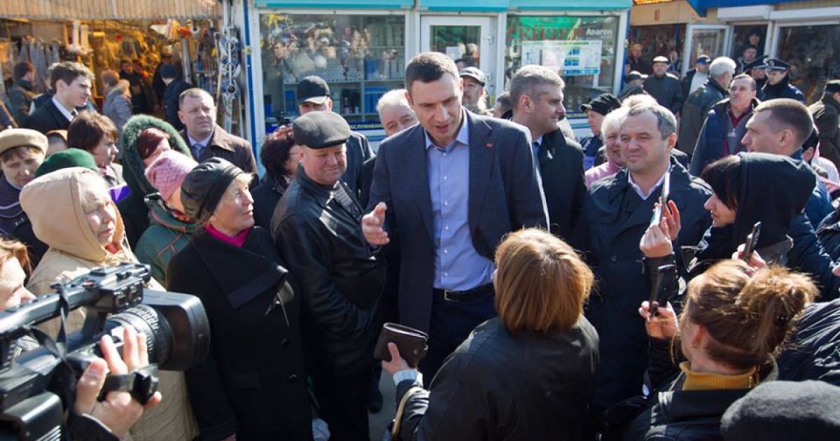 Кличко зібрав "аншлаг" біля кіоску з соціальним хлібом / © fponp.gov.ua