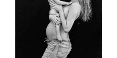 Беременная Бехати Принслу позировала топлес с дочерью на руках