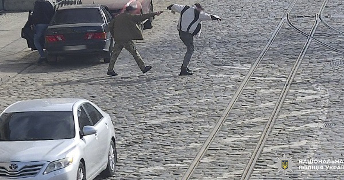 У Львові чоловік у формі стріляв у перехожого з травматичної зброї