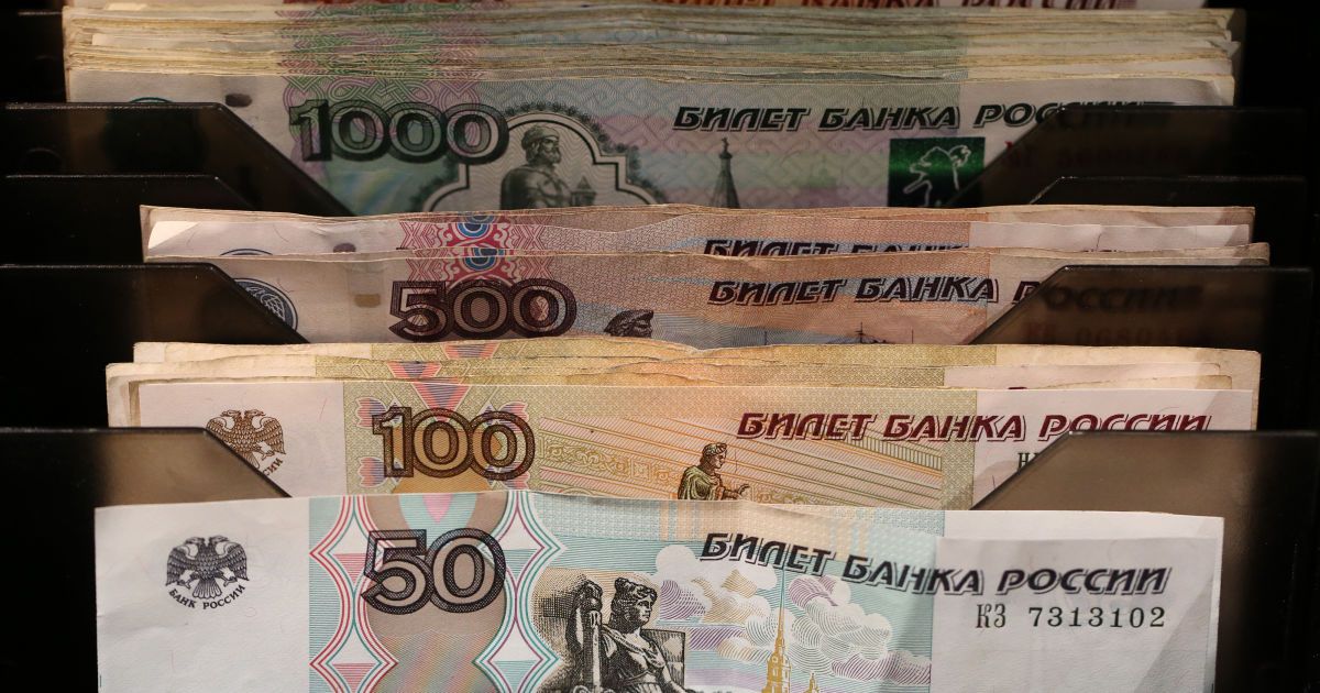 В течение прошлой недели российский рубль сильно обесценился
