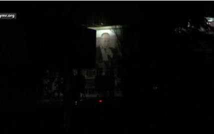 В обесточенном Крыму подсвечивают билборды с Путиным