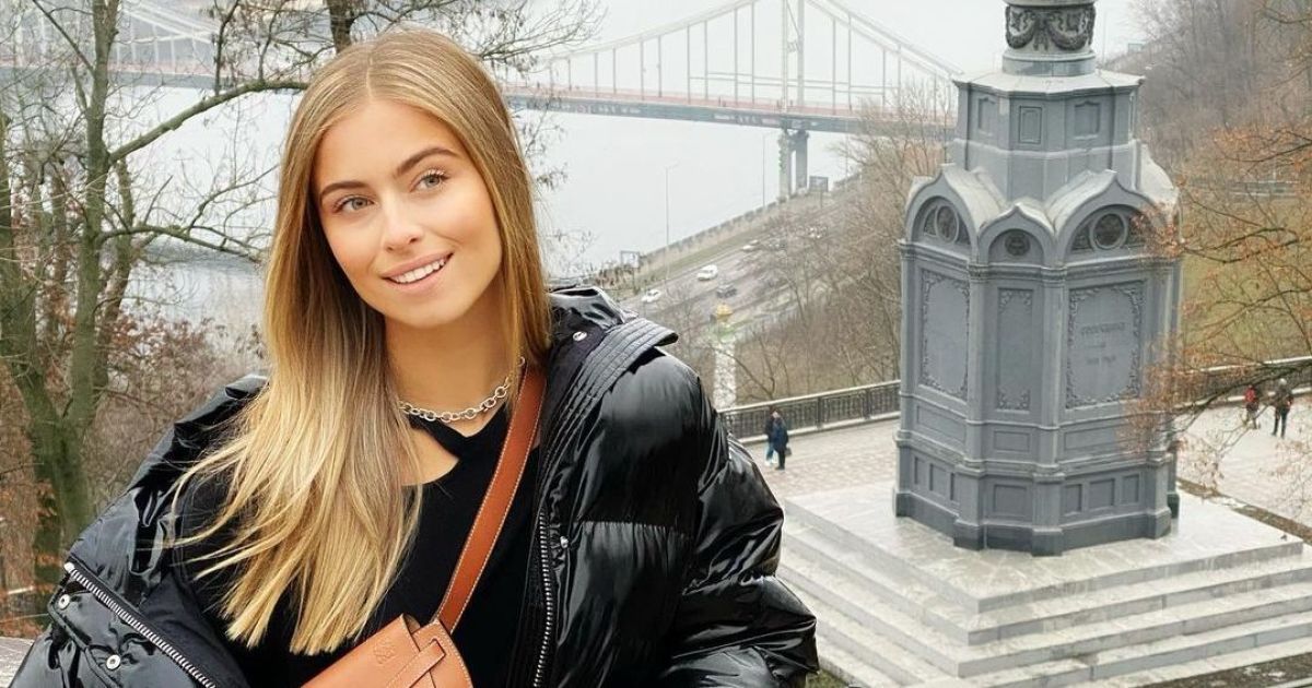 Внучка Софии Ротару погуляла с мамой и бабушкой по живописному Киеву