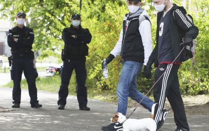 Полякам планируют позволить снять маски: какие еще послабления ждут граждан
