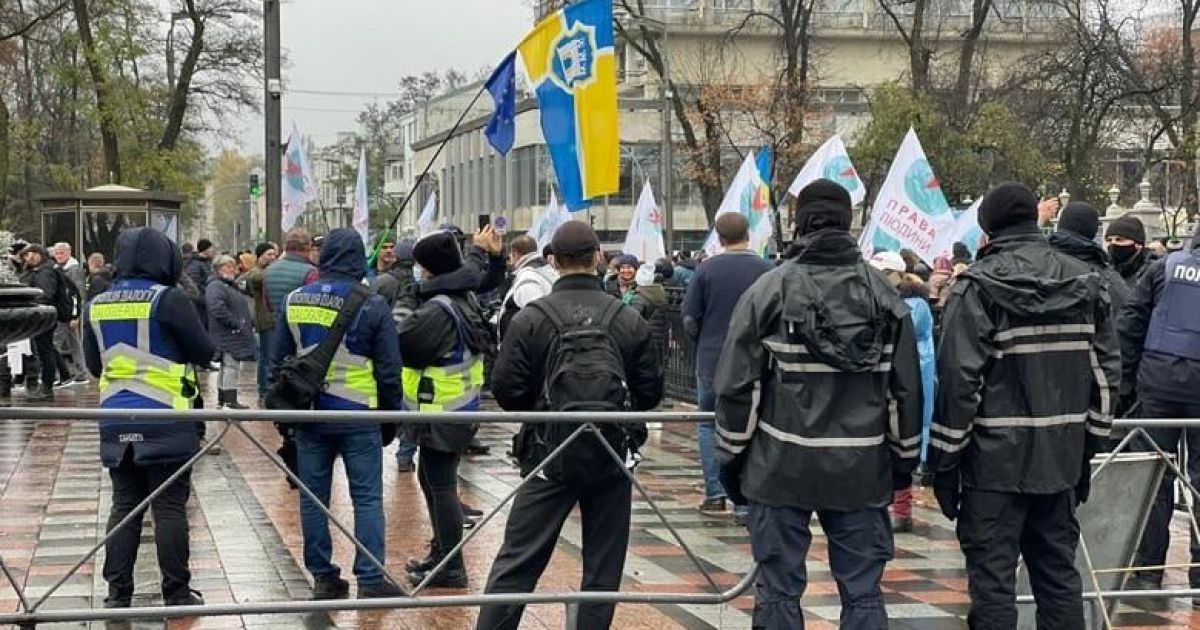 Антивакцинатори повертаються до Верховної Ради та розблоковують проїзд у центрі