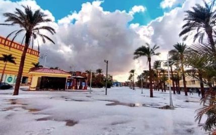 На популярному курорті в Єгипті випав сніг та град: фото, відео