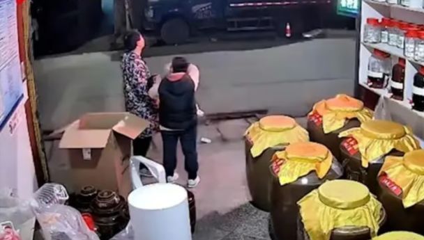 Дитина померла на руках у мами, дивлячись на феєрверк / © скриншот з відео