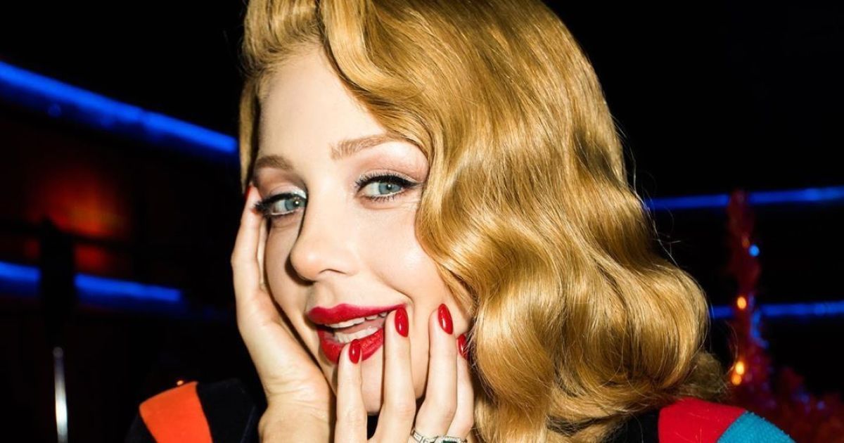 "Надто гаряче": зваблива Тіна Кароль у бра підкреслила пишні груди та прес спокусливим total black