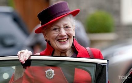 В красном жакете и шляпе: яркая королева Маргрете II посетила службу