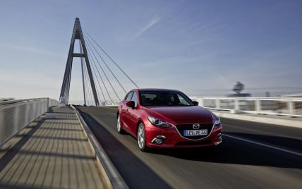 Усе про автомобіль Mazda 3: які його головні переваги та з ким він змагається на ринку