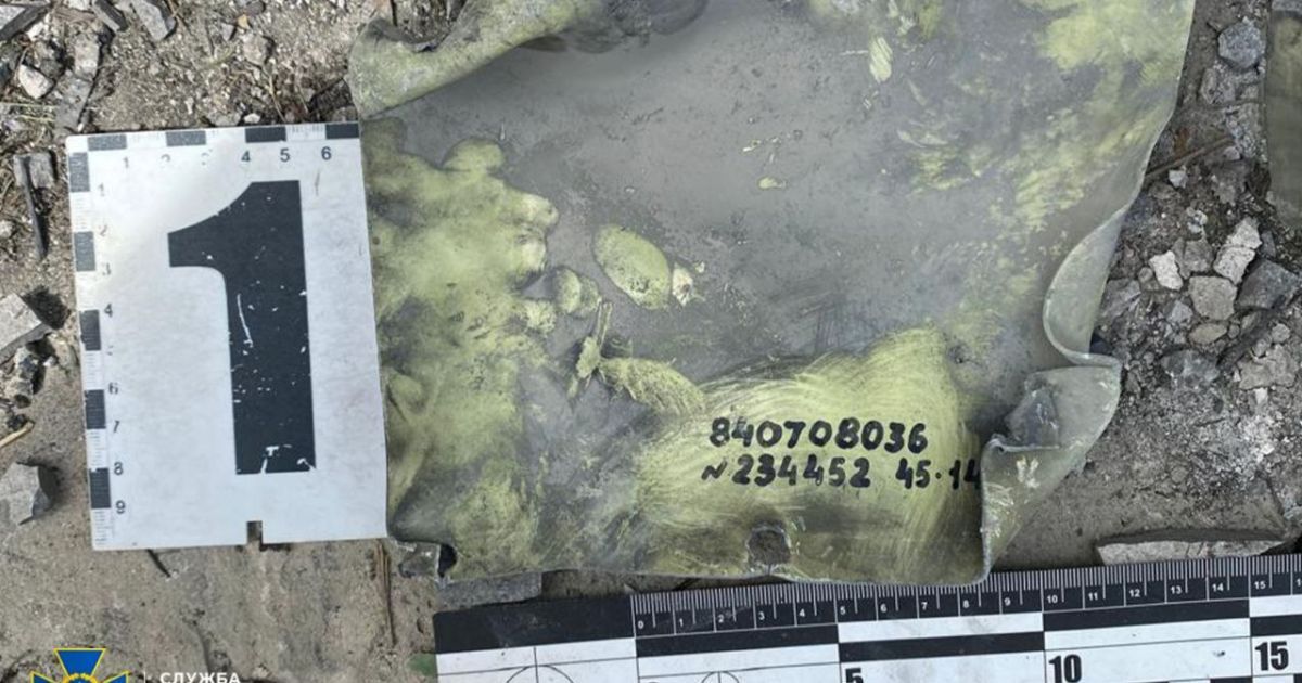 Обломки корпуса задней части ракеты Х-101, попавшей в детскую больницу "Охматдет" в Киеве