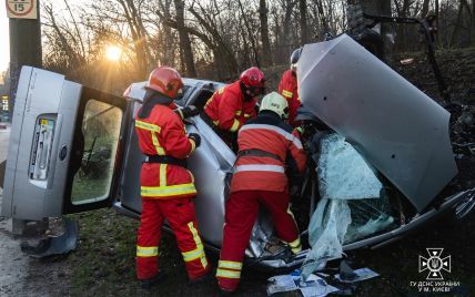 В Киеве утром произошло ужасное ДТП: машину смяло, водитель погиб (видео)