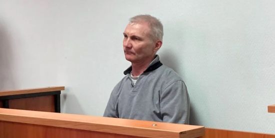 В РФ батька дівчинки з малюнком проти війни засудили на два роки, але він втік: що буде з дитиною