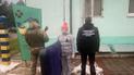 Ухилянт з надувним матрацом та в дитячій шапці