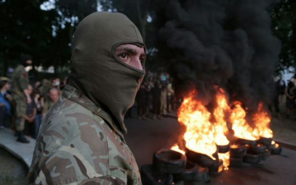 Добровольці символічно запалили шини біля стадіону "Динамо". / © twitter.com/ Громадське ТБ