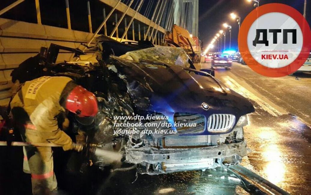 Пассажирка BMW, которая сидела на переднем сидении, погибла на месте. / © dtp.kiev.ua
