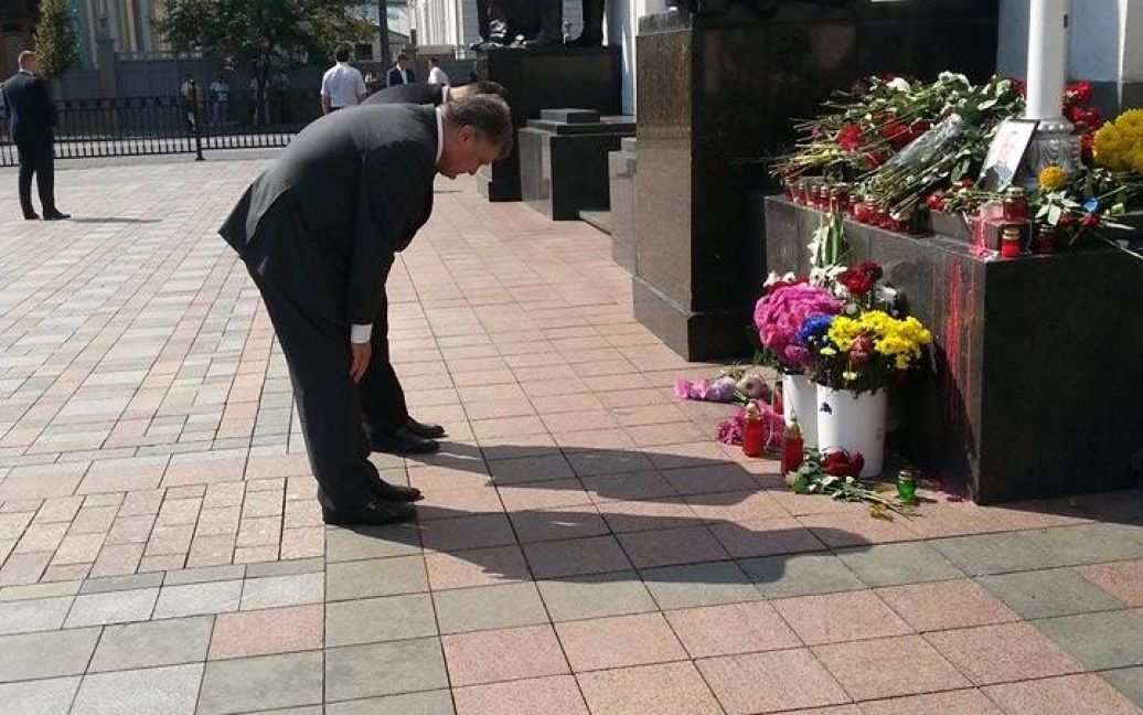 Порошенко поставил свечу в память трагических событий возле Рады / © Фото Инны Боднар/ТСН