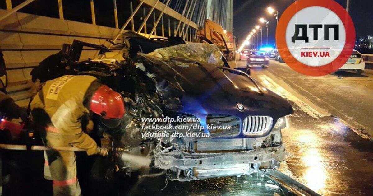 Пассажирка BMW, которая сидела на переднем сидении, погибла на месте. / © dtp.kiev.ua
