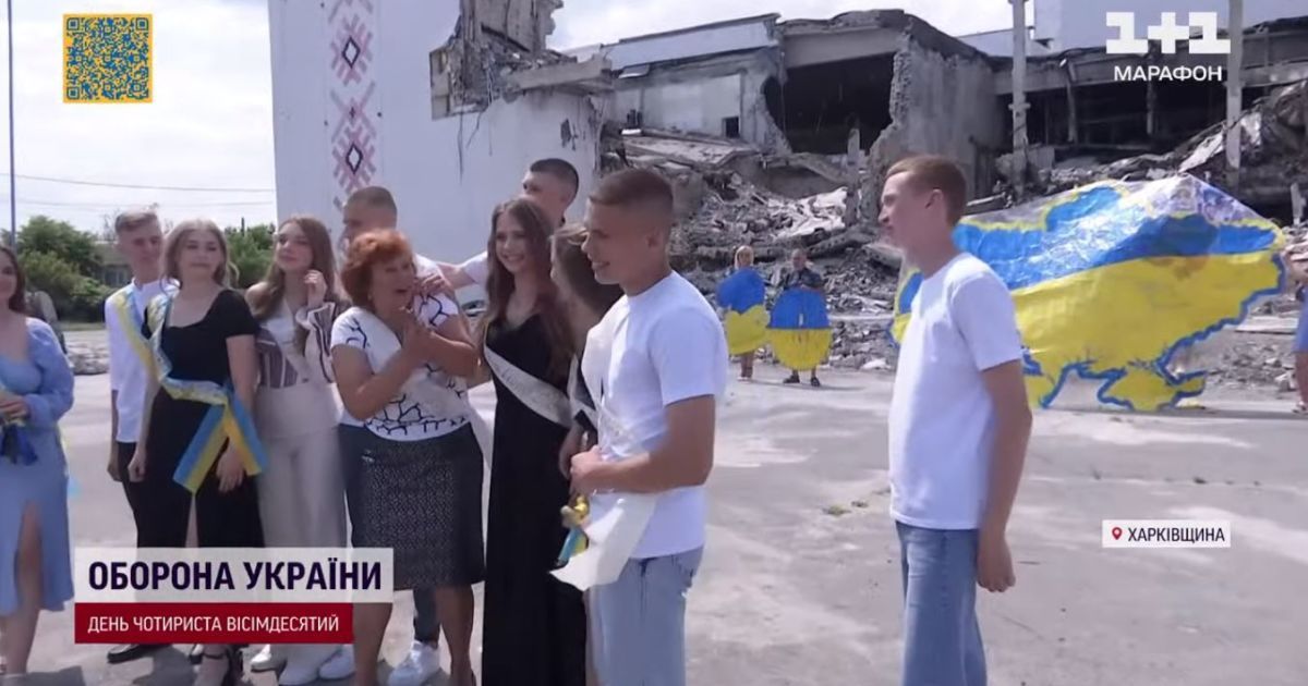 Батьки ледь стримують сльози, що руїни стали локацією для фотосесії випускників.