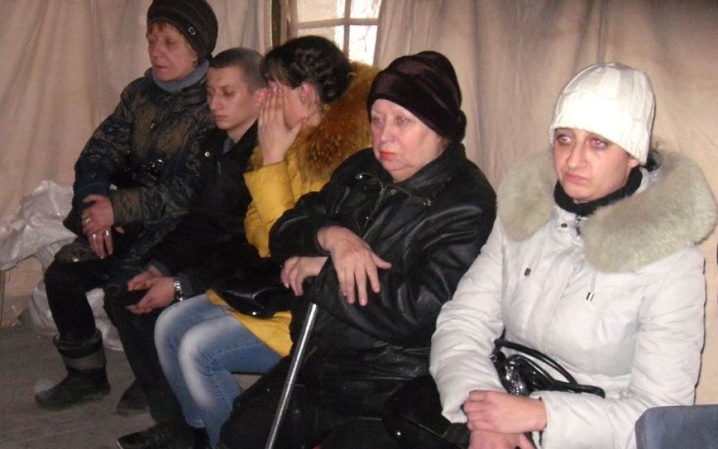 Жители Луганщины ждут в палатке новый автобус, чтобы ехать на Киев / © poltava.mns.gov.ua
