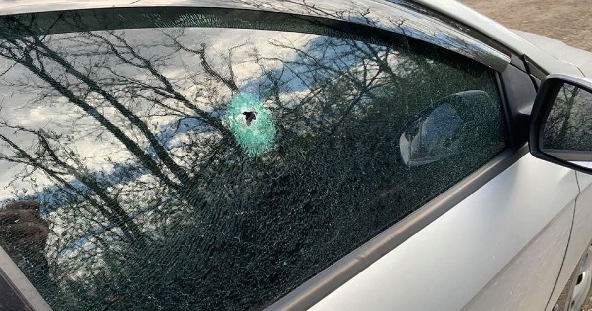 Боевики на Донбассе обстреляли автомобиль с журналистами