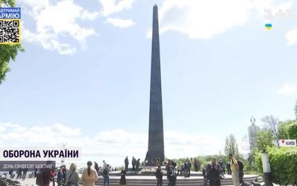 Попри дії Росії у Києві все ще є українці, які біля Меморіалу Вічної Слави закликають помиритися з сусідами