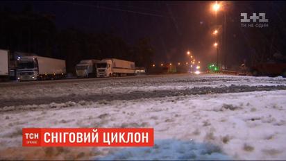 Центр, север и юг Украины обильно засыпает снегом
