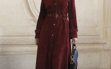 В бордовом платье и сапогах Christian Louboutin: Моника Беллуччи на Неделе высокой моды в Париже