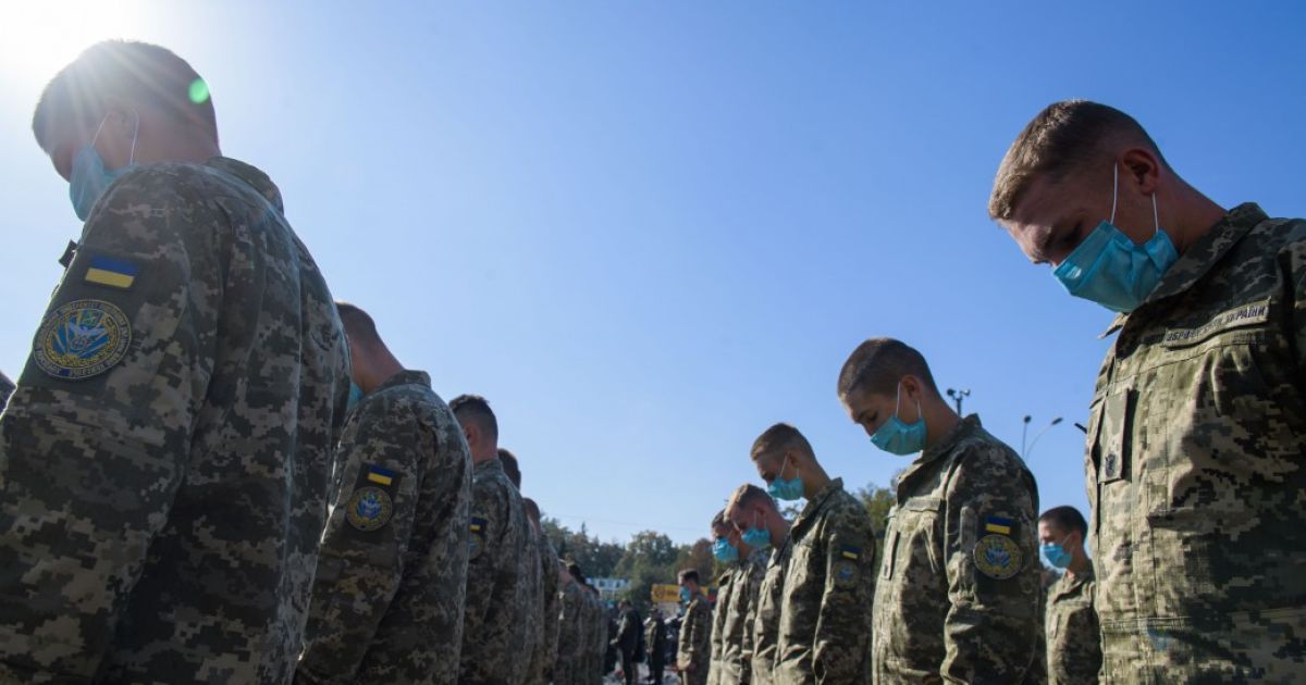 Невероятная тишина, тысячи людей и самолеты в небе: в Украине в последний полет провели погибших в авиакатастрофе Ан-26