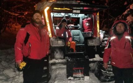 Поиски длились 5 часов: на Закарпатье спасатели нашли 4 лыжников, заблудившихся в горах
