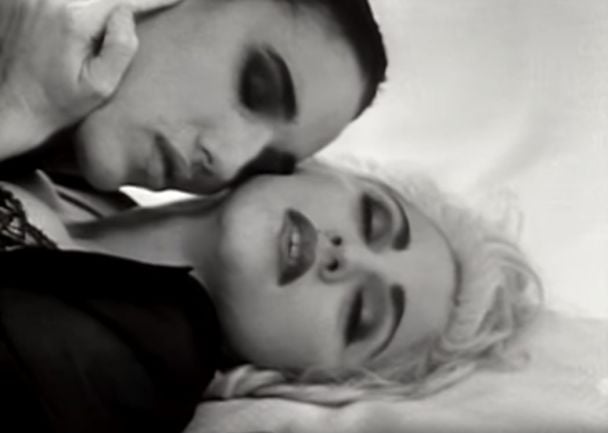 Кадри з кліпу Justify My Love, Мадонна та Аманда Казале