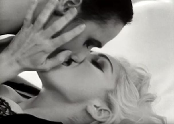 Кадр з кліпу Justify My Love, Мадонна та Аманда Казале