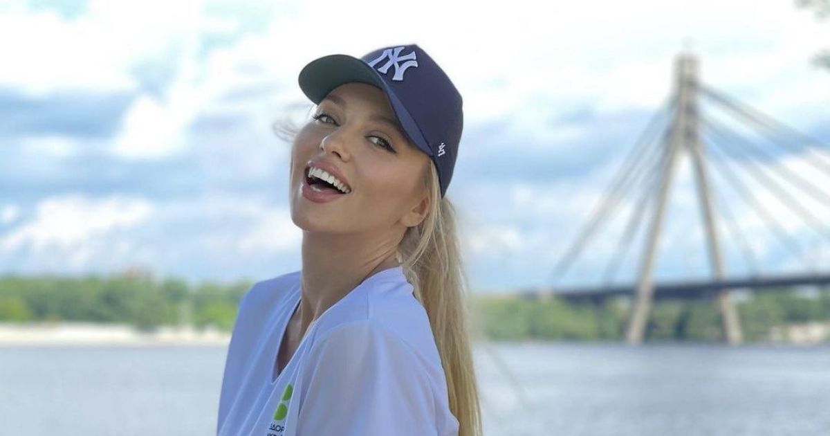 Стройная Оля Полякова в бикини похвасталась бесконечно длинными ногами