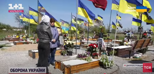 Кладовище, де ховають загиблих захисників / © ТСН