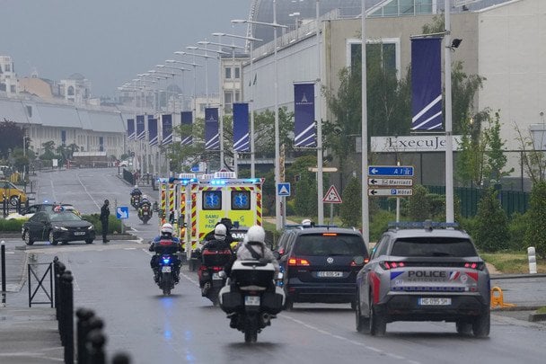 Машини швидкої допомоги з пацієнтами, евакуйованими MV Hondius з підозрою на хантавірус / © Associated Press