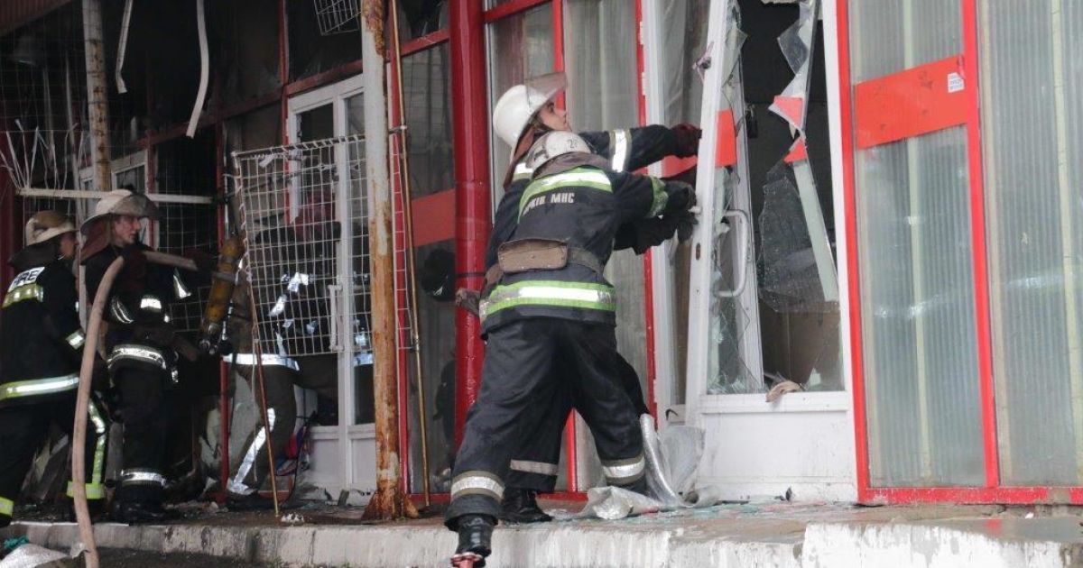 Рынок "Барабашово" в Харькове горел в течение двух часов / © ГСЧС