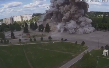 Знищений палац культури і семеро травмованих: Зеленський показав відео моменту "прильоту" російської ракети в Лозовій
