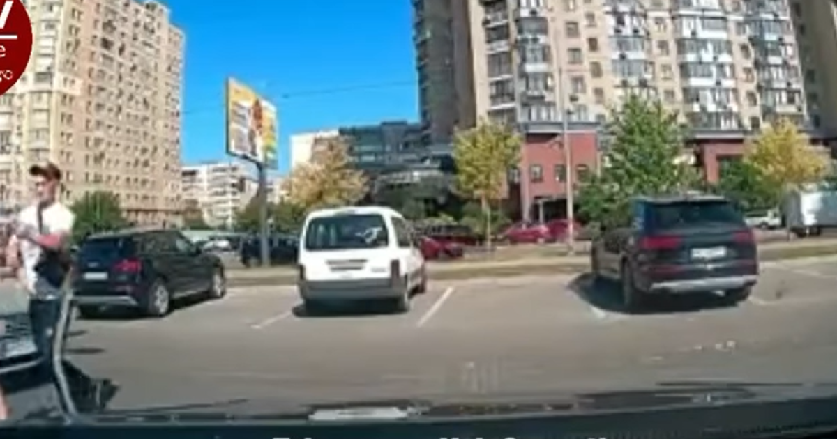 У Києві таксист через зауваження про порушення ПДР забризкав балончиком водія, його дівчину та матір з дитиною