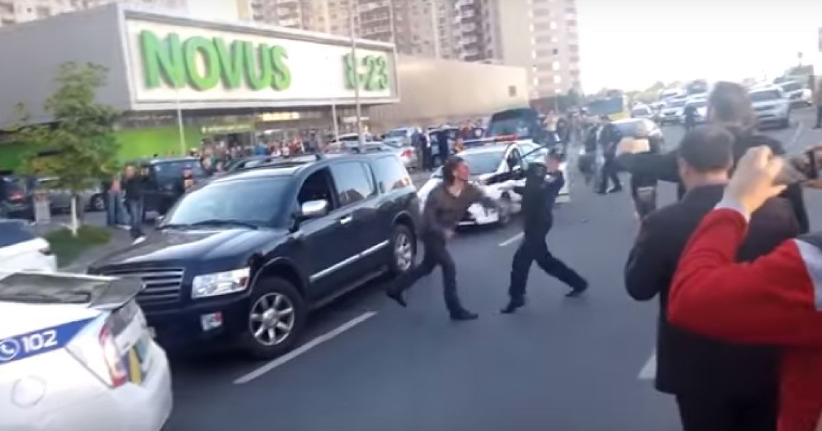 В Киеве водитель Infiniti бросился с кулаками на полицейских
