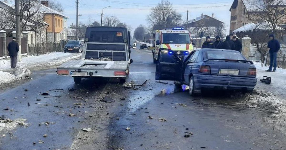 Во Львовской области легковой автомобиль посреди города влетел в микроавтобус: есть погибший