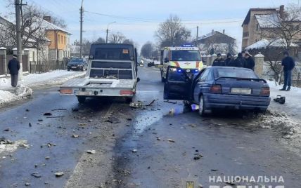 У Львівській області легковий автомобіль посеред міста влетів у мікроавтобус: є загиблий