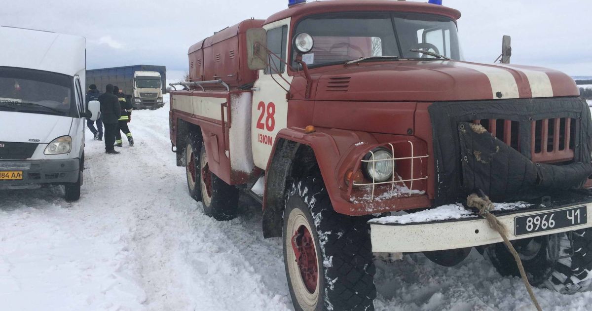 На Харьковщине в снежных заносах застряли почти полтысячи человек