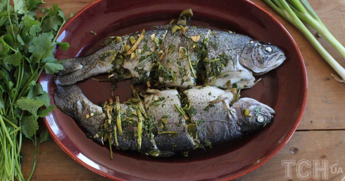 Запеченный морской лещ с овощами