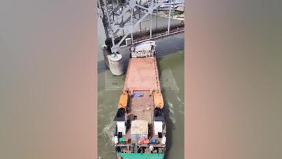 Еще одна авария за два дня: в РФ сухогруз врезался в пролет моста