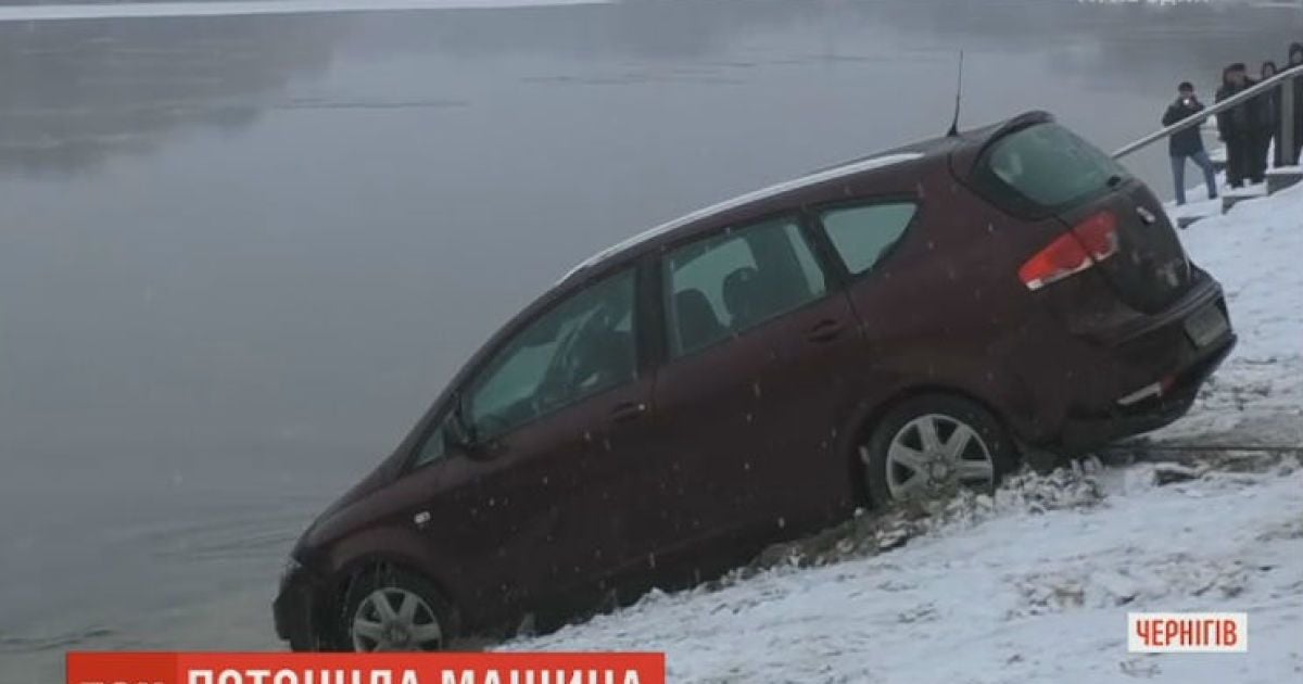 Спасатели Чернигова подняли со дна Десны затонувший автомобиль с телом владельца