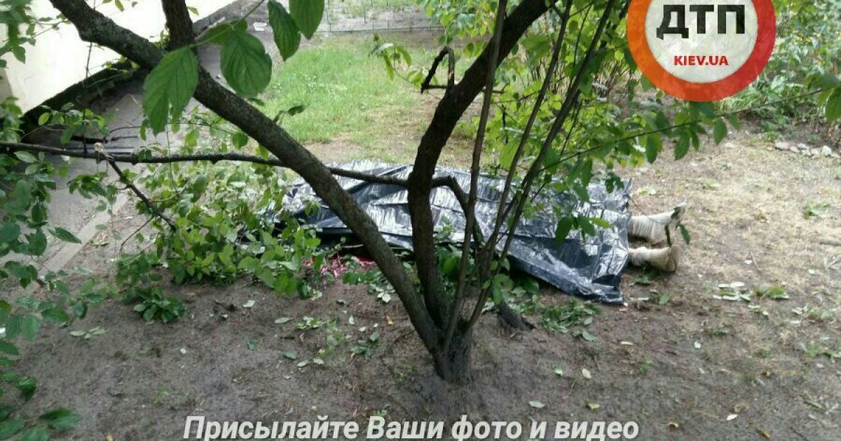 В Киеве мужчина выпрыгнул с балкона на 8-м этаже