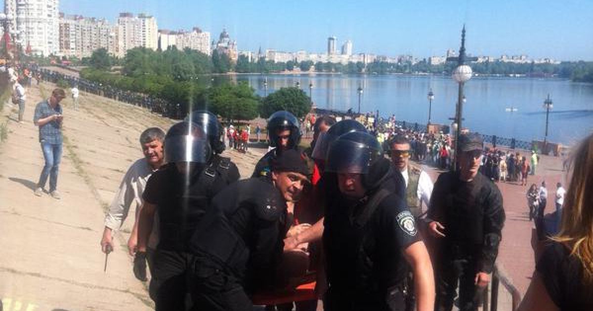 С места проведения гей-парада несут раненого милиционера